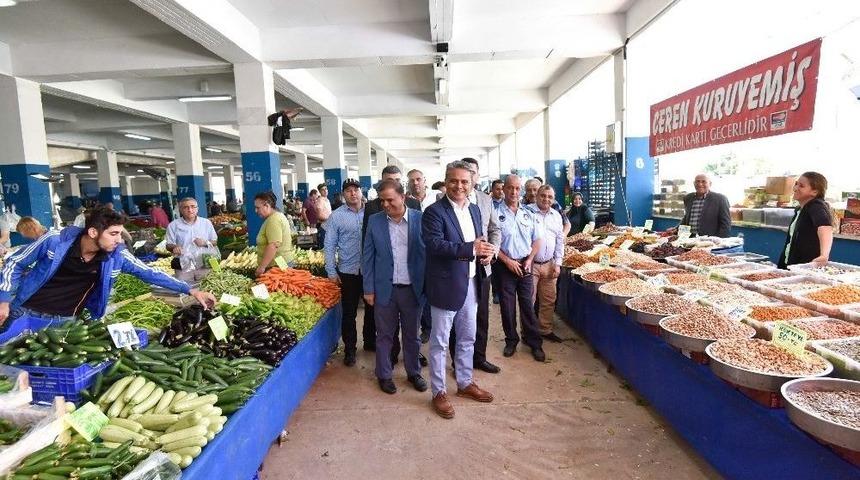 Başkan Uysal&rsquo;dan &Ouml;rnek Esnafa Plaket