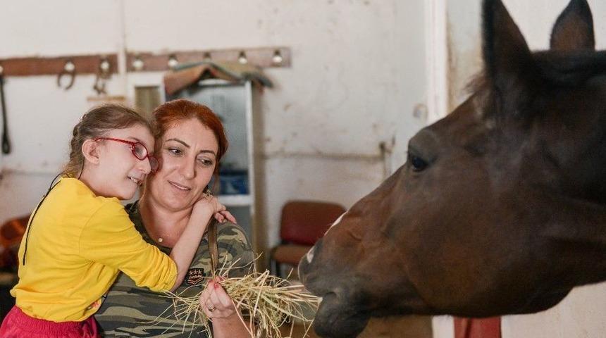 &Ouml;zel &Ccedil;ocuklar İ&ccedil;in Atlı Terapi