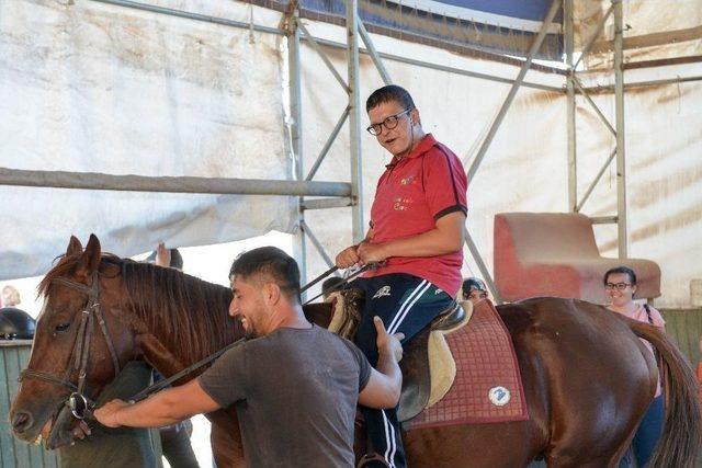 &Ouml;zel &Ccedil;ocuklar İ&ccedil;in Atlı Terapi 1