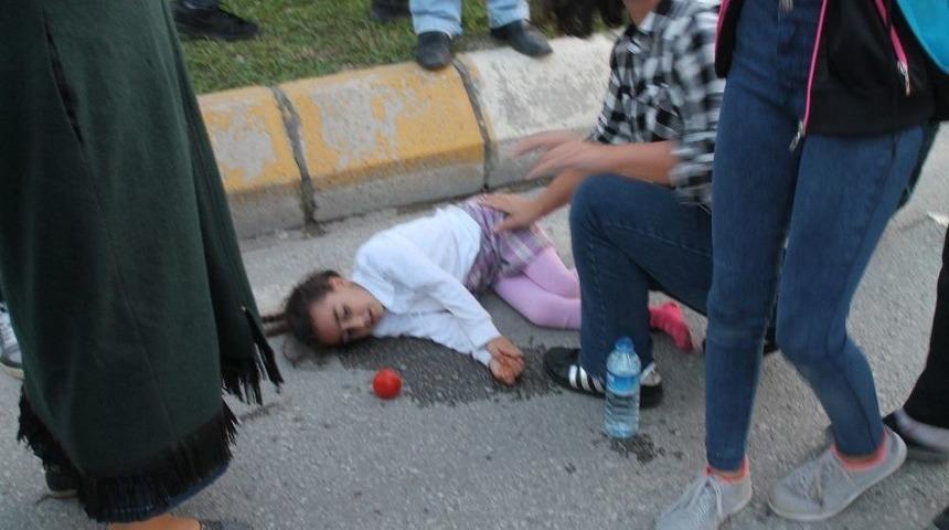 Karşıya Ge&ccedil;meye &Ccedil;alışan Anne İle Kızına Otomobil &Ccedil;arptı