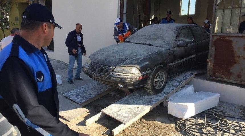 Yıkımı Engellemek İ&ccedil;in Otomobilini Park Etti, Ancak Ekipleri Durduramadı