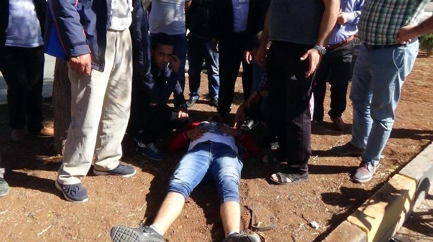 Kilis&rsquo;te Motosiklet Yayalara &Ccedil;arptı: 2&rsquo;si Ağır 4 Yaralı