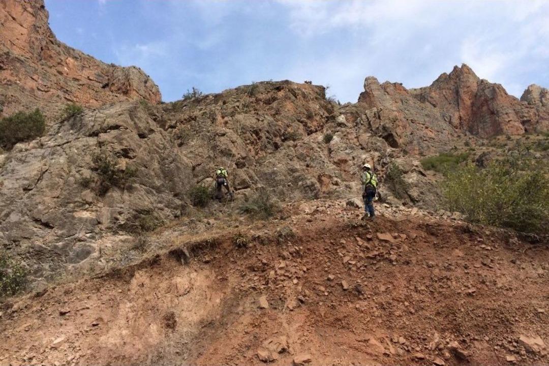 G&uuml;m&uuml;şhane&rsquo;nin K&ouml;y Yollarındaki Tehlikeler Bertaraf Ediliyor