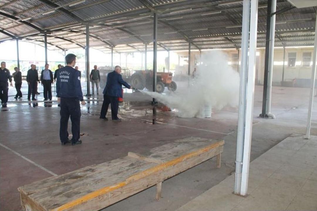 Muhtarlara Verilen Yangın Eğitim S&uuml;r&uuml;yor