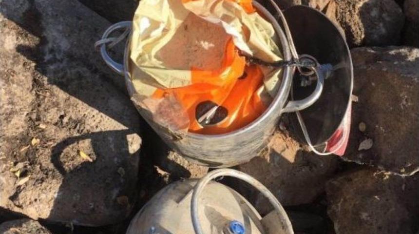 Karayolundaki D&uuml;d&uuml;kl&uuml; Tencereli Bombayı, G&uuml;venlik G&uuml;&ccedil;leri Fark Etti