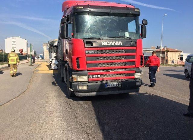 Kara Yolu Buğday Tarlasına Döndü: 1 Yaralı