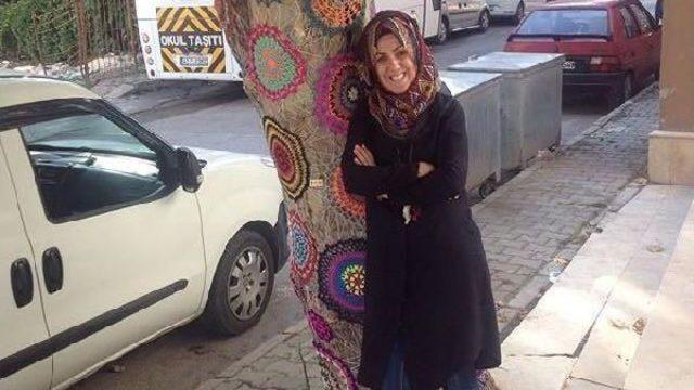 El Işi Örmelerle Ağaçları Süsledi