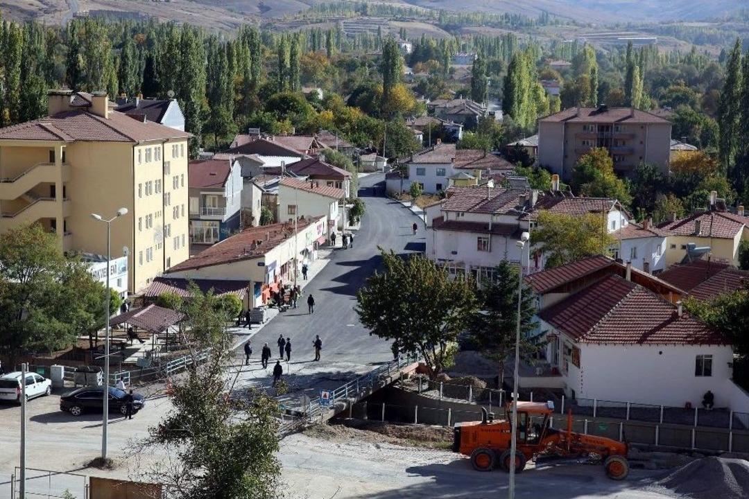 Başkan &Ccedil;elik, Akkışla&rsquo;da Yapılan Asfalt Ve Kaldırım &Ccedil;alışmalarını İnceledi