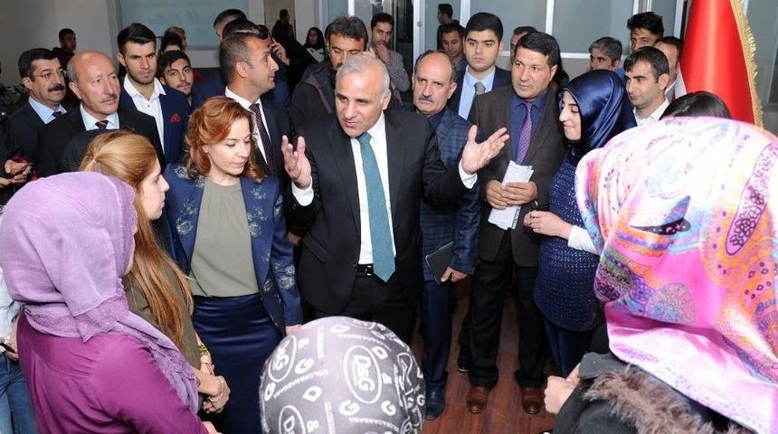 Vali Zorluoğlu &Ouml;ğrencilerle Bir Araya Geldi