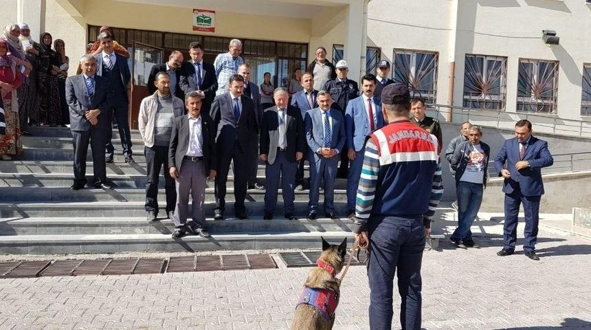 Develi&rsquo;de Arama Kurtarma K&ouml;peklerinin G&ouml;sterisi &Ouml;ğrencileri Hayran Bıraktı
