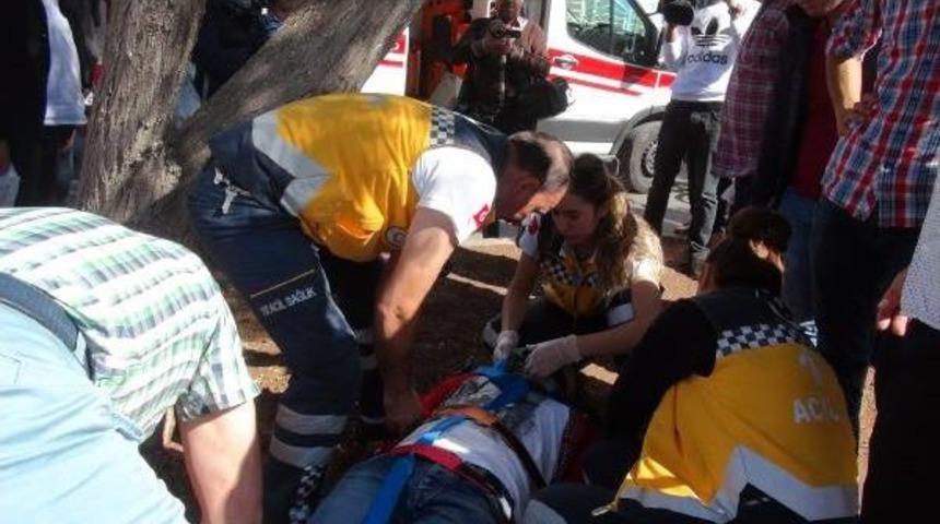 Kilis'te Motosiklet Yayalara &Ccedil;arptı: 4 Yaralı