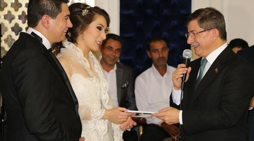Davutoğlu Yeğeninin Nikah T&ouml;renine Katıldı