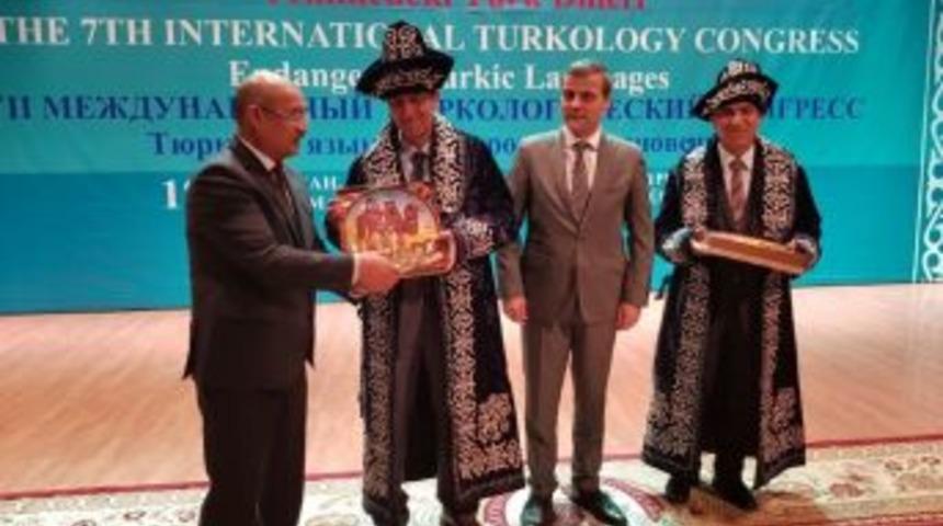 &rsquo;tehlikedeki T&uuml;rk Dilleri Masaya Yatırılıyor