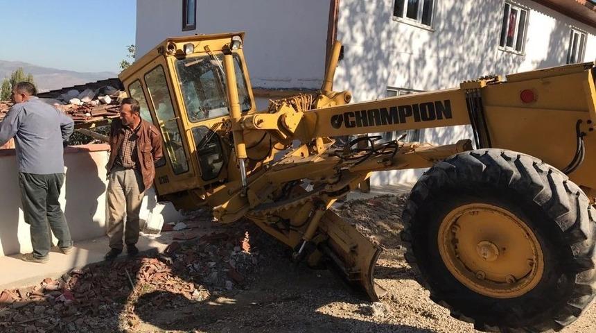 İş Makinesi Eve Girdi, Faciadan D&ouml;n&uuml;ld&uuml;