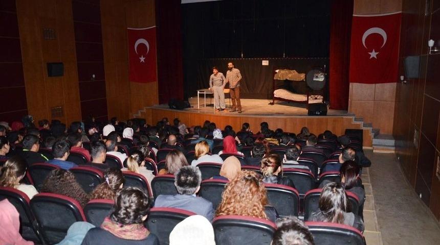 Yılmaz Erdoğan’ın Yazdığı Tiyatro Oyunu Yüksekova’da Sahnelendi