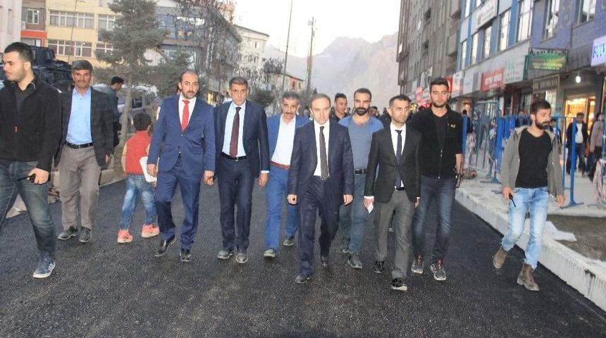 Hakkari&rsquo;de Yol Asfaltlama &Ccedil;alışmaları Devam Ediyor