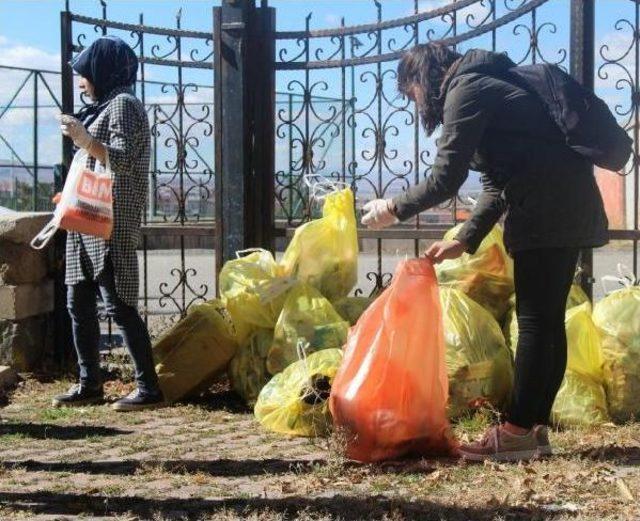 Erzurumlu Gençler, Yanıkdere Şehitliği'ni Temizledi