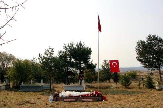 Evlendikten 8 Gün Sonra Şehit Olan Eşinin Mezarına Gelinliğini Serdi