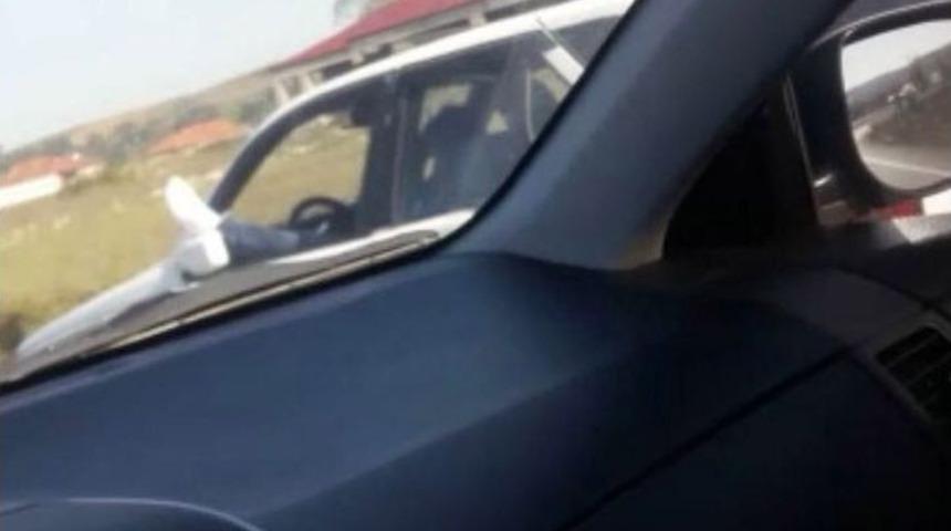 Ayakları Dışarıda Otomobil Kullanan S&uuml;r&uuml;c&uuml; Şaşkına &Ccedil;evirdi