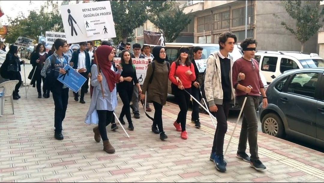 Liselilerden Beyaz Bastona Duyarlılık Y&uuml;r&uuml;y&uuml;ş&uuml;