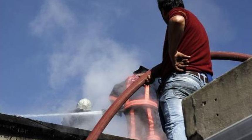 Yangına Pazarcılar M&uuml;dahale Etti