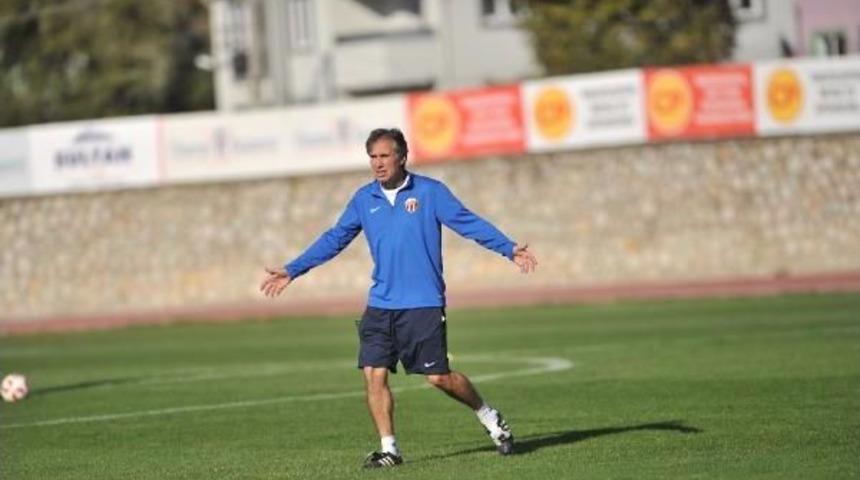 İneg&ouml;lspor Teknik Direkt&ouml;r&uuml; Murat Yoldaş: Kazanmak I&ccedil;in B&uuml;t&uuml;n G&uuml;c&uuml;m&uuml;zle Oynayacağız