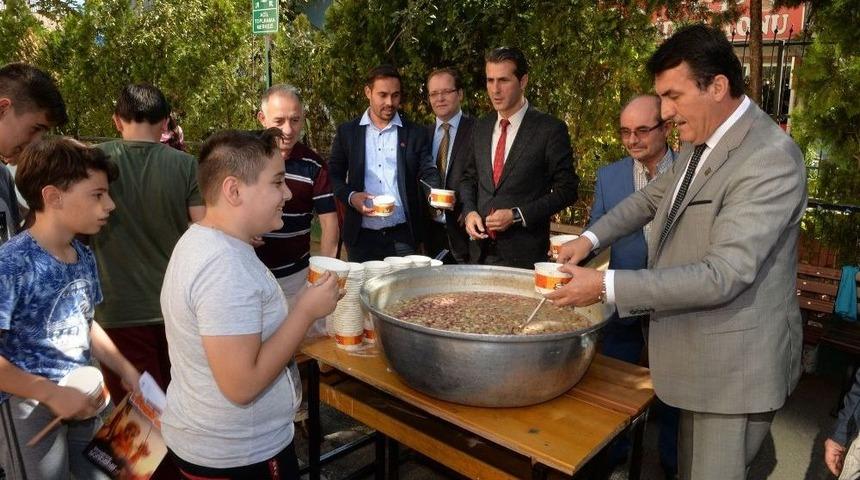 D&uuml;ndar &Ouml;ğrencilere Aşure Dağıttı