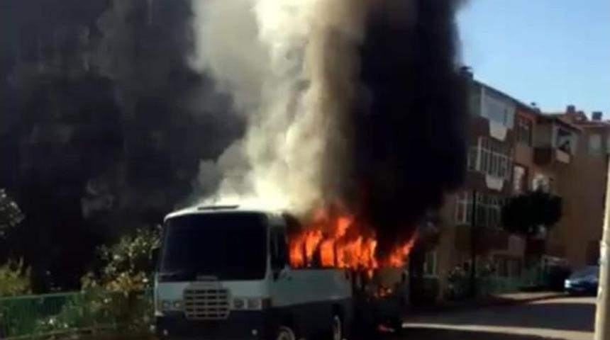 İzmit'te Iki Minib&uuml;s Yandı