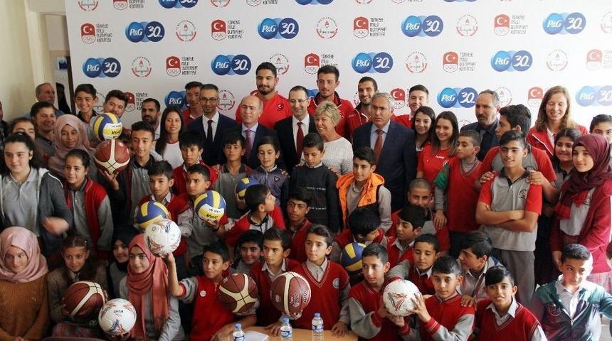 Milli Sporculardan, &Ouml;ğrencilere Malzeme Jesti