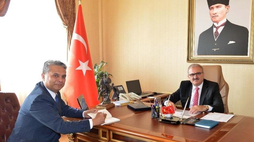 Başkan Uysal&rsquo;dan Vali Karaloğlu&rsquo;na İmzalı Kitap