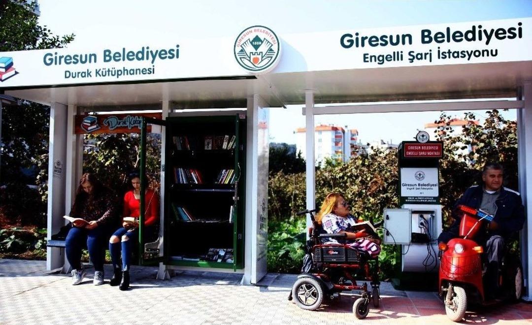 T&uuml;rkiye&rsquo;de İlk Defa &lsquo;durak K&uuml;t&uuml;phane Ve Engelli Şarj İstasyonu&rsquo; Giresun&rsquo;da A&ccedil;ıldı