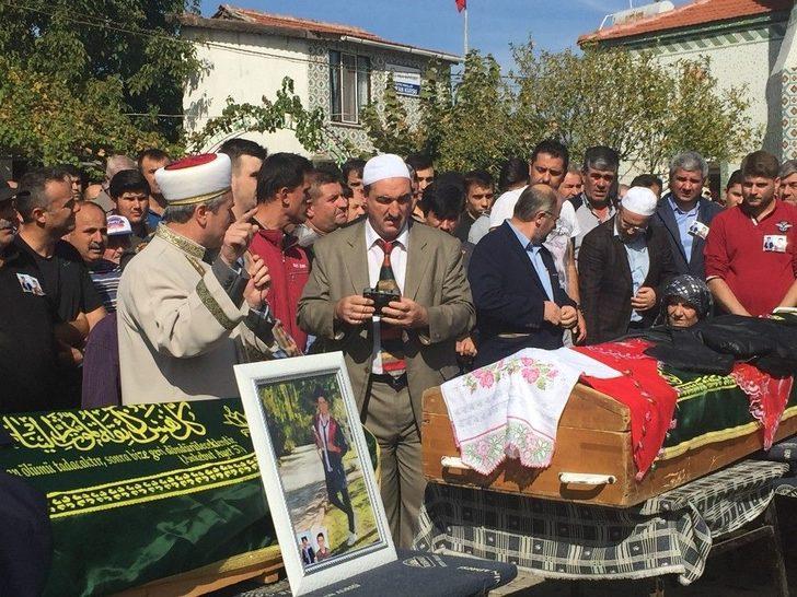 Motor Kazasında Ölen Gençler Türk Bayraklarıyla Uğurlandı G4
