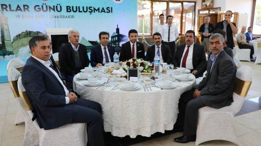 Vali G&uuml;zeloğlu Muhtarlarla Bir Araya Geldi