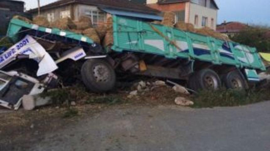 Saman Y&uuml;kl&uuml; Kamyon Devrildi: 1 Yaralı