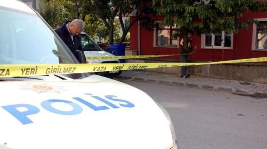 Boşanmak Isteyen Eşini Bı&ccedil;akladı