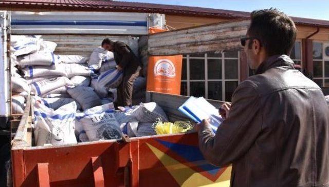 Sivas'ta Çiftçilere 'tritikale' Tohumu Dağıtıldı