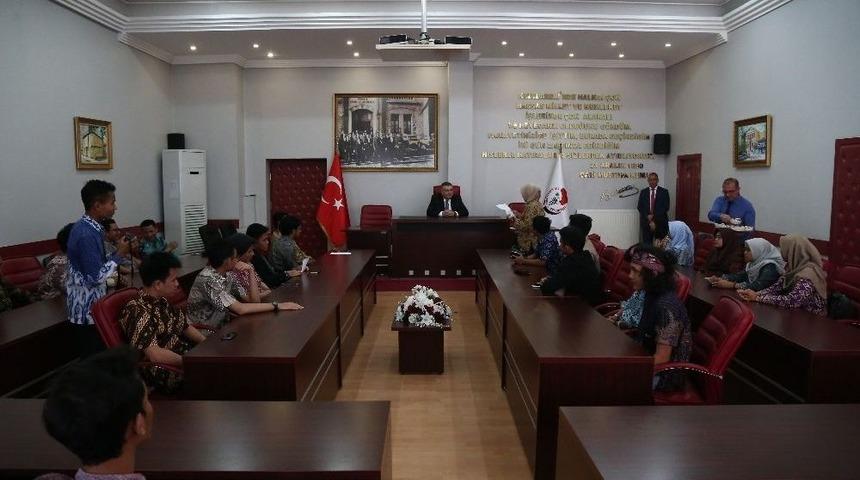 Başkan Kesimoğlu Endonezya&rsquo;li &Ouml;ğrencileri Makamında Ağırladı