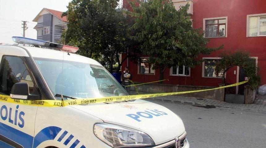 Sokak Ortasında Karısını Defalarca Bı&ccedil;akladı