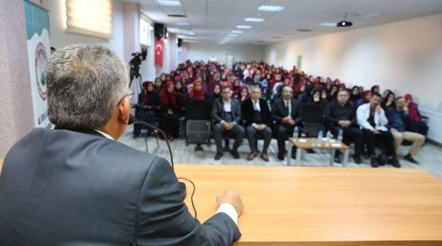 B&uuml;y&uuml;kkılı&ccedil;, Ali Rıza &Ouml;zderici Anadolu Kız İmam Hatip Lisesi&rsquo;nde Kariyer G&uuml;nleri&rsquo;nin Konuğu Oldu