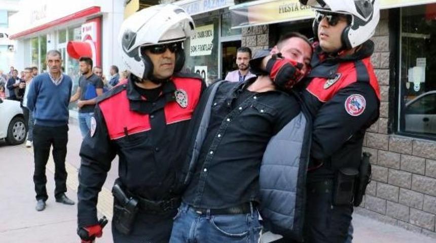 Uygulamada Tabanca Ile Yakalandı, Polise Direndi