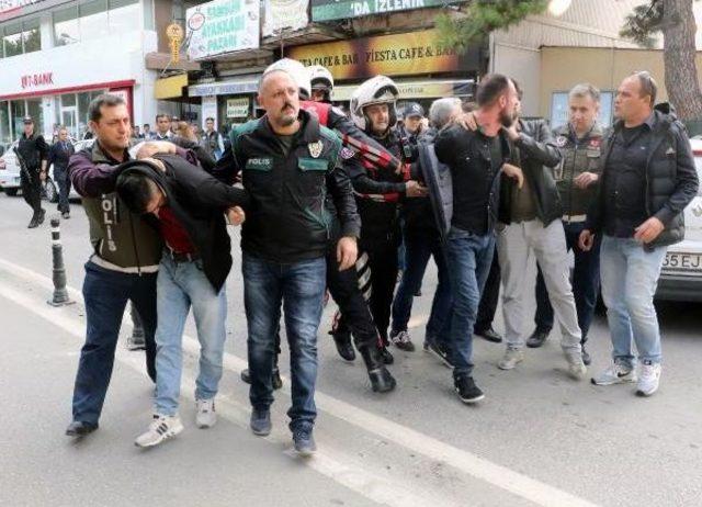 Uygulamada Tabanca Ile Yakalandı, Polise Direndi