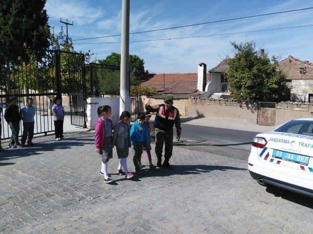Jandarma&rsquo;dan Servis Şof&ouml;rlerine Ve &Ouml;ğrencilere Eğitim 1
