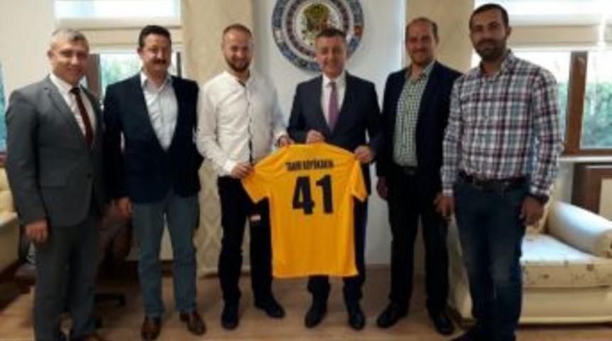 S&ouml;ğ&uuml;tspor&rsquo;dan Vali B&uuml;y&uuml;kakın&rsquo;a Forma Hediyesi