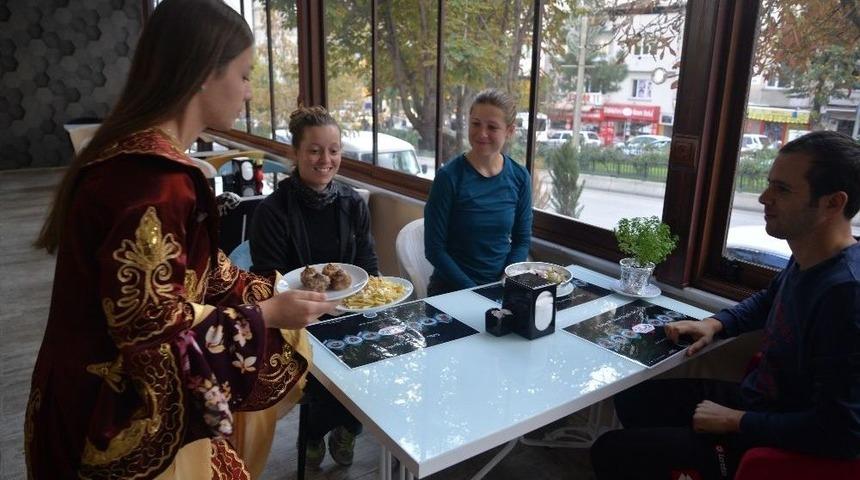 Almanya&rsquo;dan Gelen Bisikletlilere Bilecik&rsquo;in Y&ouml;resel &Uuml;r&uuml;nleri İkram Edildi