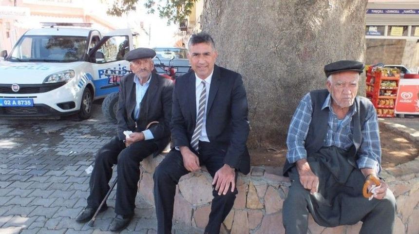 Emniyet Amirinden Yaşlı Vatandaşa Tatlı İkramı