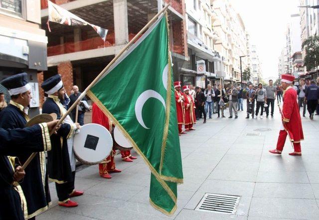 Cadde Ortasında Mehter Gösterisi