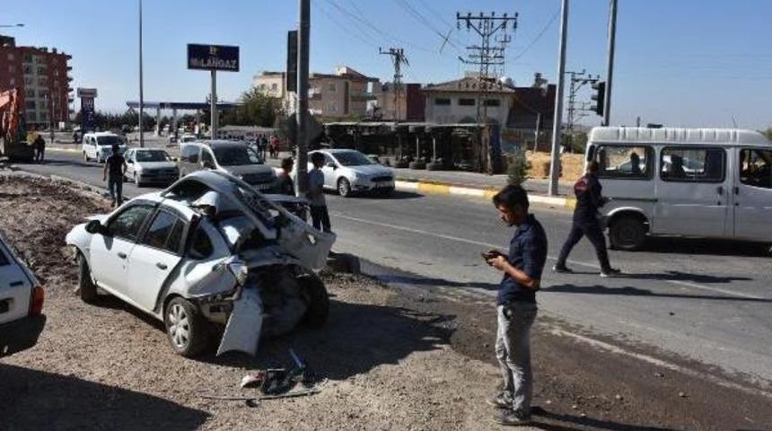 Freni Boşalan Tır, 2 Araca &Ccedil;arptı: 4 Yaralı