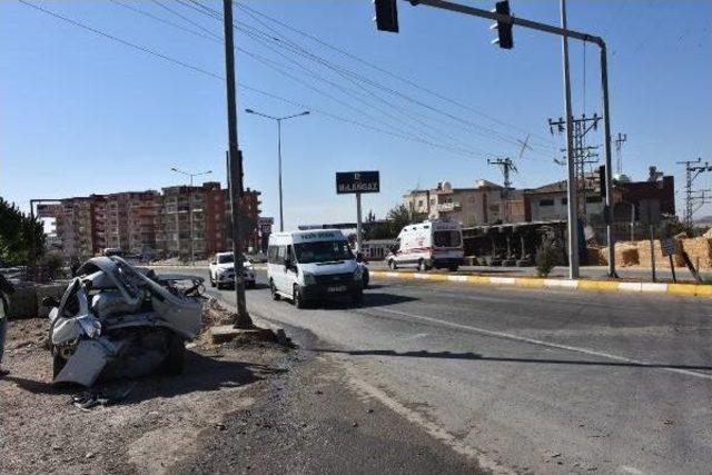 Freni Boşalan Tır, 2 Araca &Ccedil;arptı: 4 Yaralı 3