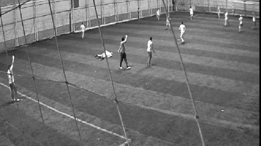 &Ouml;ğretmenin Halı Sahada Kalp Krizi Ge&ccedil;irdiği Anlar Kamerada