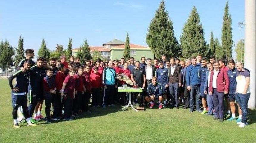 Akhisar'da Buruk'a S&uuml;rpriz Kutlama